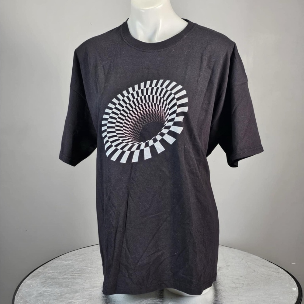NWT optical illusion T-shirt